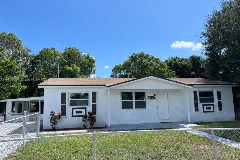 Casa en venta en Miami Gardens, Florida, 4 dormitorios, 132.11 m2 № 1355325 - foto 2