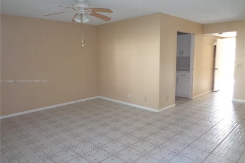 Condominio en venta en Pembroke Pines, Florida, 1 dormitorio, 75.34 m2 № 1168426 - foto 18