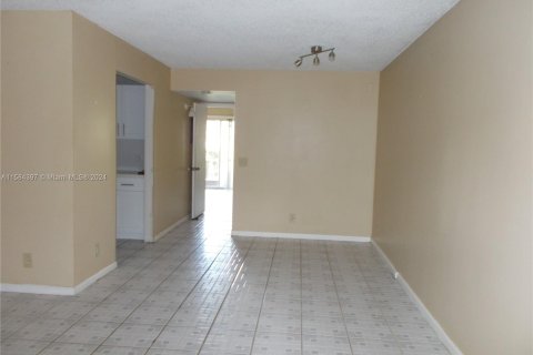 Condo in Pembroke Pines, Florida, 1 bedroom  № 1168426 - photo 6