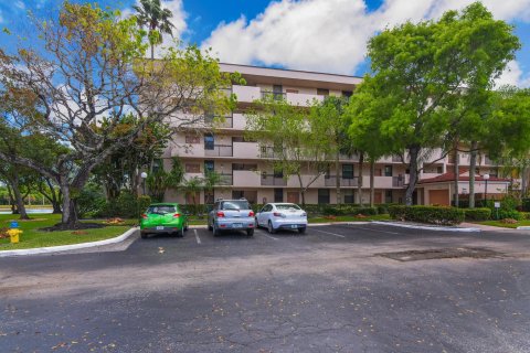 Condo in Coconut Creek, Florida, 2 bedrooms  № 1168475 - photo 1