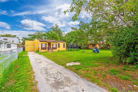 Villa ou maison à vendre à Miami, Floride: 2 chambres, 108.23 m2 № 965592 - photo 2