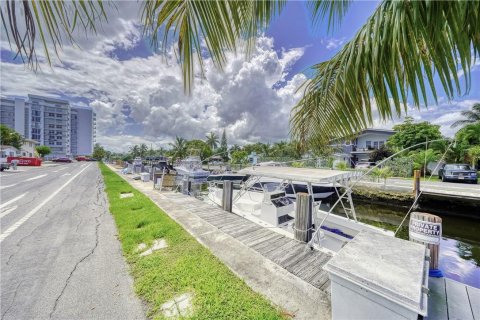 Immobilier commercial à vendre à Pompano Beach, Floride: 125.23 m2 № 510853 - photo 9