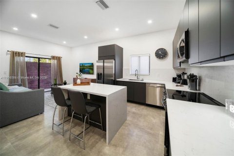 Casa en venta en Miami, Florida, 4 dormitorios № 1332516 - foto 6