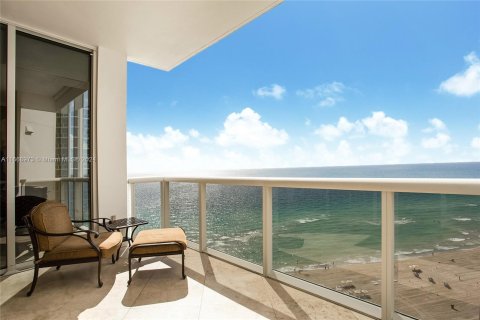 Condo in Sunny Isles Beach, Florida, 2 bedrooms  № 1385848 - photo 1