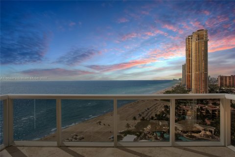 Condo in Sunny Isles Beach, Florida, 2 bedrooms  № 1385848 - photo 27