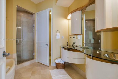 Condo in Sunny Isles Beach, Florida, 2 bedrooms  № 1385848 - photo 15