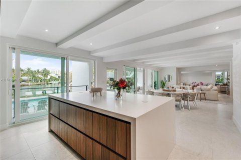 House in Key Biscayne, Florida 6 bedrooms, 482.26 sq.m. № 1102447 - photo 14