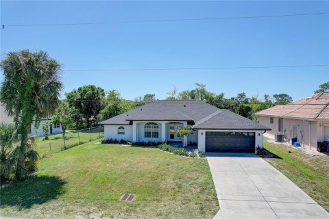 House in North Port, Florida 3 bedrooms, 175.77 sq.m. № 1112798 - photo 1