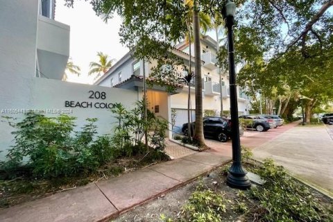 Townhouse in Miami Beach, Florida 3 bedrooms, 141.21 sq.m. № 1225548 - photo 2