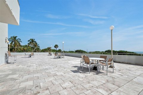 Condo in Miami Beach, Florida, 1 bedroom  № 781628 - photo 12