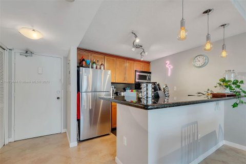 Condo in Miami Beach, Florida, 1 bedroom  № 781628 - photo 2