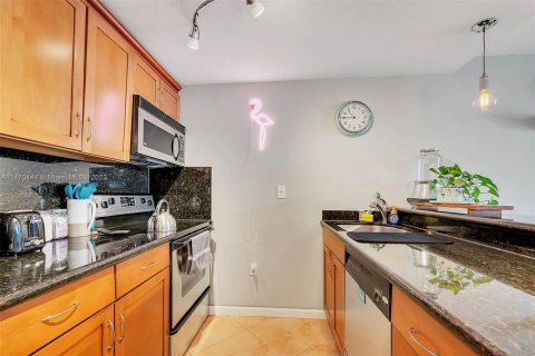 Condo in Miami Beach, Florida, 1 bedroom  № 781628 - photo 3