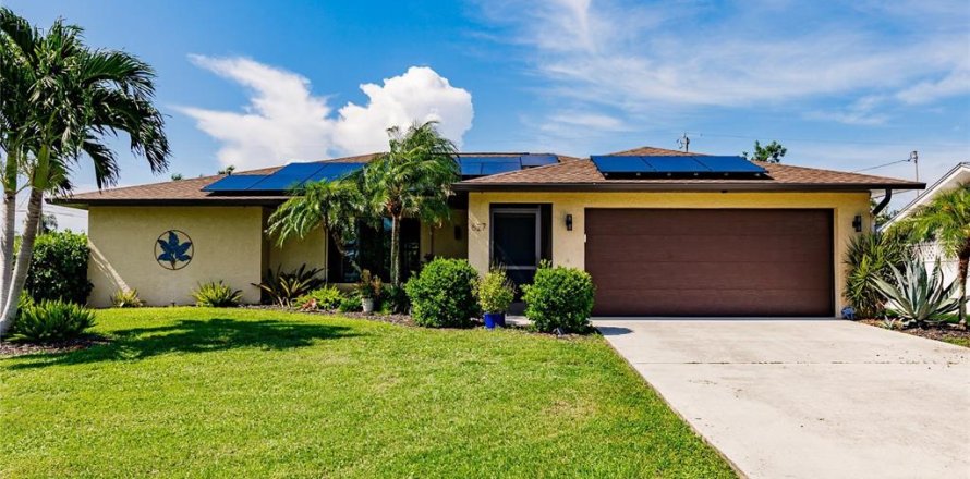 House in Cape Coral, Florida 3 bedrooms, 155.24 sq.m. № 1351114