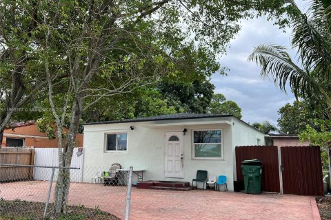 Propiedad comercial en venta en Opa-locka, Florida, 203.27 m2 № 1102424 - foto 1