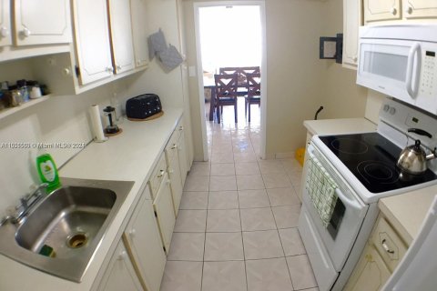 Condo in Miami Beach, Florida, 1 bedroom  № 1102418 - photo 16