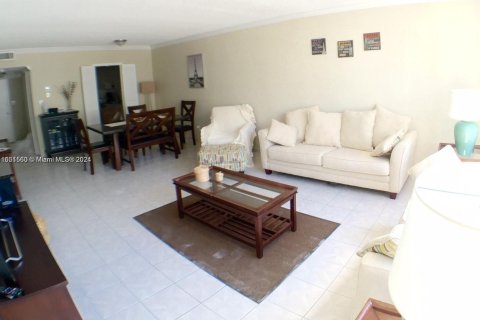 Condo in Miami Beach, Florida, 1 bedroom  № 1102418 - photo 25