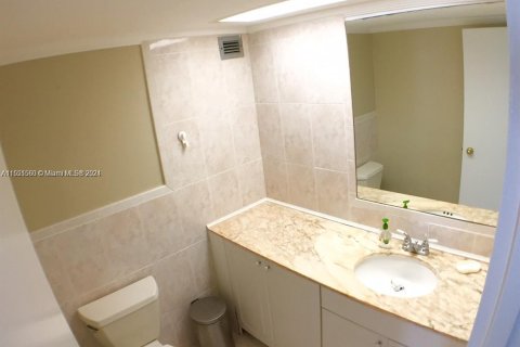 Condo in Miami Beach, Florida, 1 bedroom  № 1102418 - photo 22