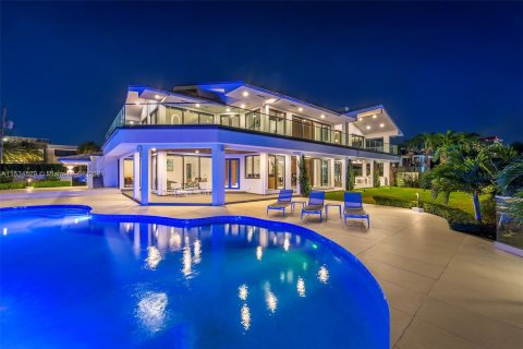 Villa ou maison à vendre à Hallandale Beach, Floride: 5 chambres, 616.03 m2 № 1013583 - photo 1