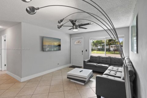 House in Dania Beach, Florida 3 bedrooms, 83.61 sq.m. № 1239586 - photo 3