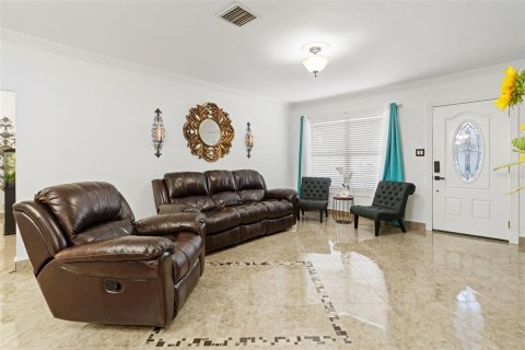 House in Tampa, Florida 4 bedrooms, 249.26 sq.m. № 1437289 - photo 4