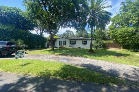 Villa ou maison à vendre à Biscayne Park, Floride: 3 chambres, 156.26 m2 № 650442 - photo 2