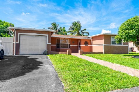 House in Lauderdale Lakes, Florida 3 bedrooms, 171.96 sq.m. № 1290389 - photo 1