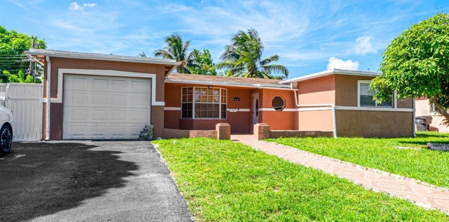 House in Lauderdale Lakes, Florida 3 bedrooms, 171.96 sq.m. № 1290389