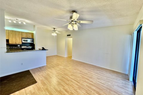 Condominio en venta en Tamarac, Florida, 2 dormitorios, 76.83 m2 № 1077908 - foto 11