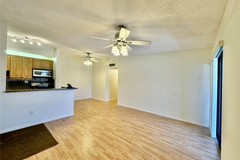 Condo in Tamarac, Florida, 2 bedrooms  № 1077908 - photo 13