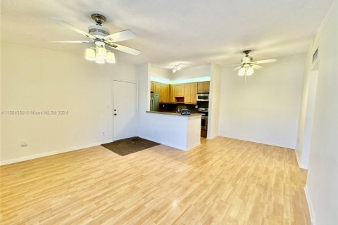 Condo in Tamarac, Florida, 2 bedrooms  № 1077908 - photo 12