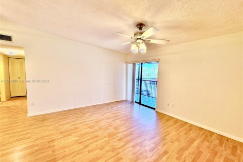 Condo in Tamarac, Florida, 2 bedrooms  № 1077908 - photo 7