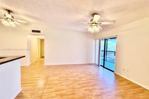 Condominio en venta en Tamarac, Florida, 2 dormitorios, 76.83 m2 № 1077908 - foto 4