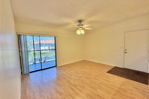 Condo in Tamarac, Florida, 2 bedrooms  № 1077908 - photo 8