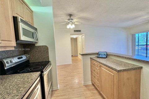 Condo in Tamarac, Florida, 2 bedrooms  № 1077908 - photo 18