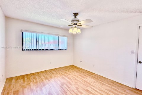 Condo in Tamarac, Florida, 2 bedrooms  № 1077908 - photo 22