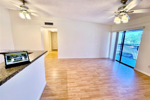 Condo in Tamarac, Florida, 2 bedrooms  № 1077908 - photo 6