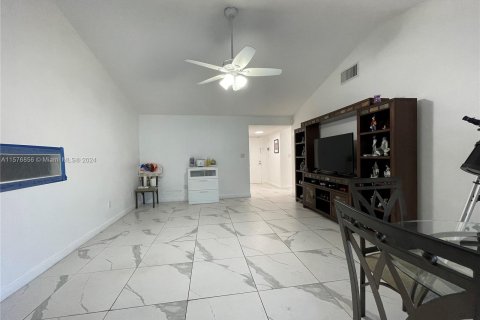 Townhouse in Cutler Bay, Florida 3 bedrooms, 115.2 sq.m. № 1146522 - photo 5