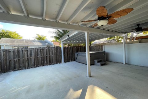 Townhouse in Cutler Bay, Florida 3 bedrooms, 115.2 sq.m. № 1146522 - photo 27