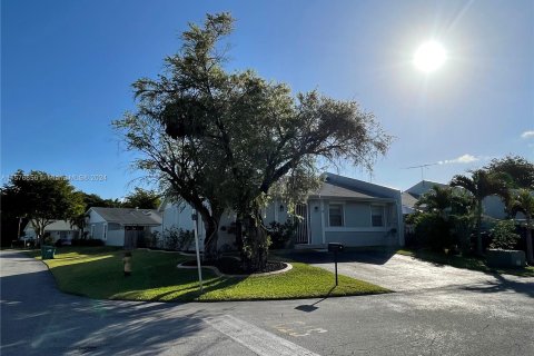 Townhouse in Cutler Bay, Florida 3 bedrooms, 115.2 sq.m. № 1146522 - photo 1