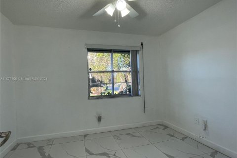 Townhouse in Cutler Bay, Florida 3 bedrooms, 115.2 sq.m. № 1146522 - photo 15