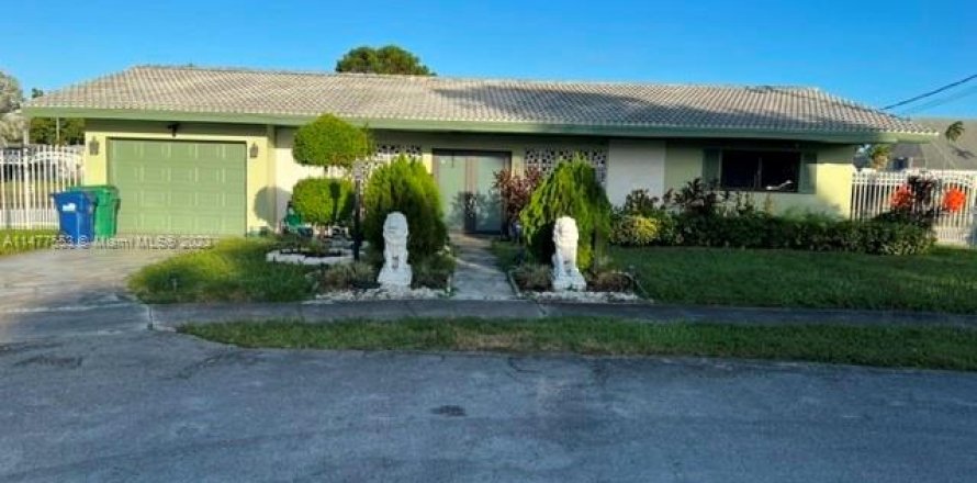 House in Miami, Florida 2 bedrooms, 222.78 sq.m. № 809262