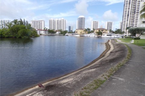 Condo in Aventura, Florida, 2 bedrooms  № 1358757 - photo 2