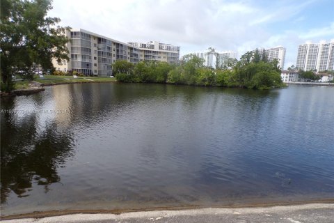 Condo in Aventura, Florida, 2 bedrooms  № 1358757 - photo 8