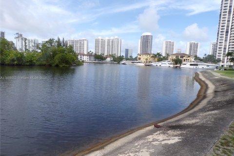 Condo in Aventura, Florida, 2 bedrooms  № 1358757 - photo 1