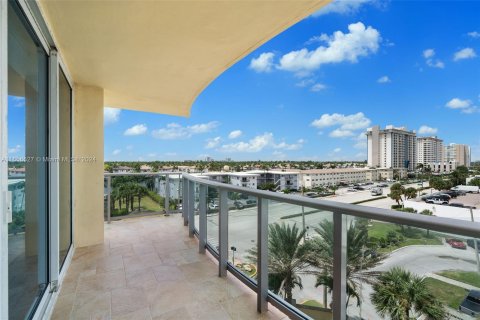 Condo in Hollywood, Florida, 2 bedrooms  № 1358756 - photo 17