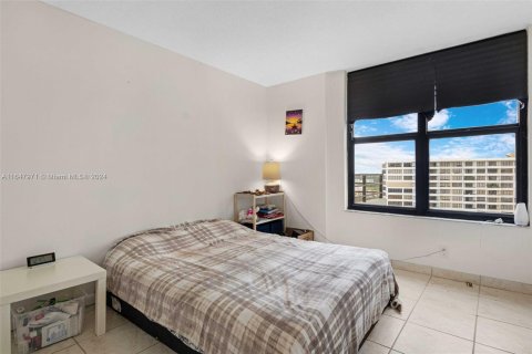 Condo in Hallandale Beach, Florida, 2 bedrooms  № 1332427 - photo 10