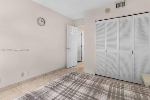 Condo in Hallandale Beach, Florida, 2 bedrooms  № 1332427 - photo 11