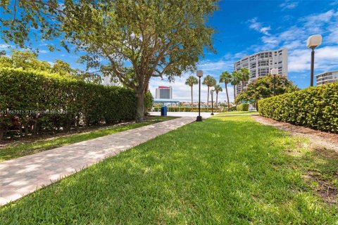 Copropriété à vendre à Hallandale Beach, Floride: 2 chambres, 118.91 m2 № 1332427 - photo 17