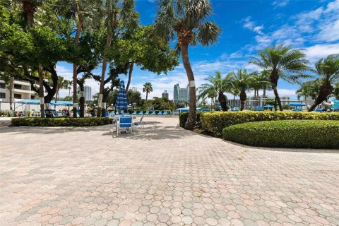 Condominio en venta en Hallandale Beach, Florida, 2 dormitorios, 118.91 m2 № 1332427 - foto 19