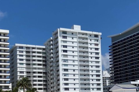 Condo in Miami Beach, Florida, 2 bedrooms  № 1236880 - photo 25